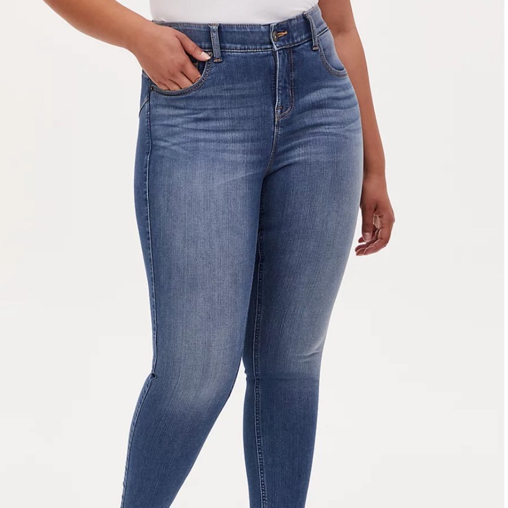 Torrid Bombshell Skinny Jean Medium Wash 12 NWT